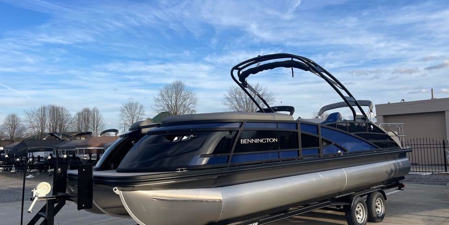 Bennington 25 QSBA Deluxe Folding Open Sport Arch, Gas Asst.