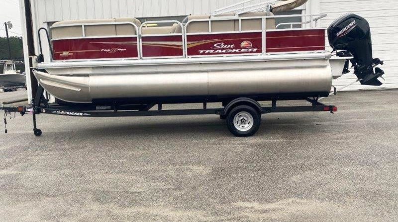 Sun Tracker Party Barge 18 DLX