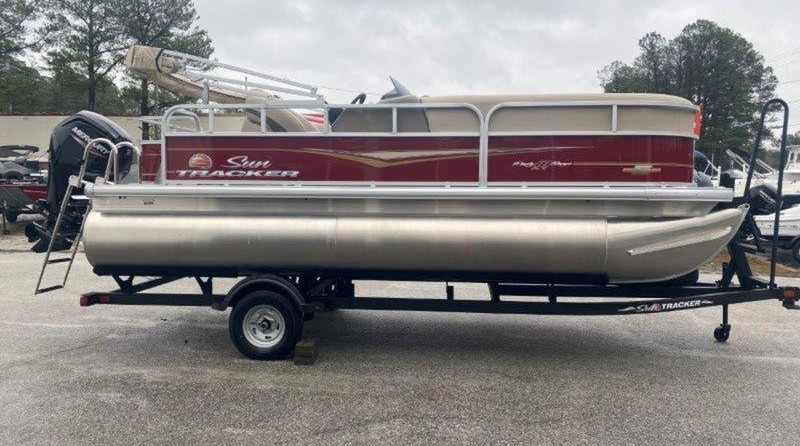 Sun Tracker Party Barge 18 DLX