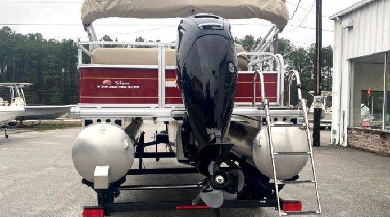 Sun Tracker Party Barge 18 DLX