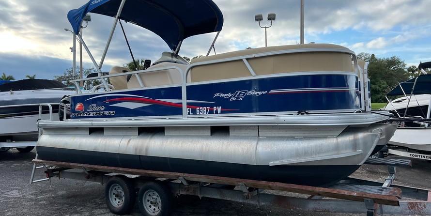 Sun Tracker Party Barge 18 DLX