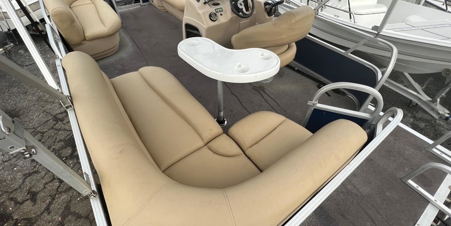 Sun Tracker Party Barge 18 DLX
