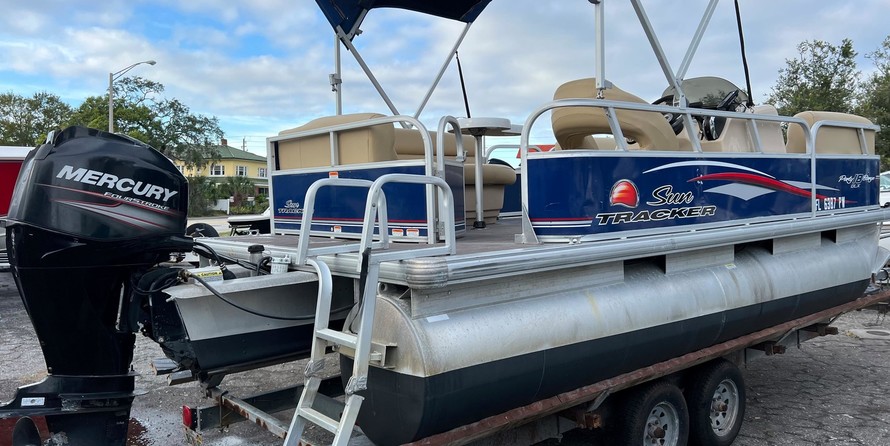 Sun Tracker Party Barge 18 DLX