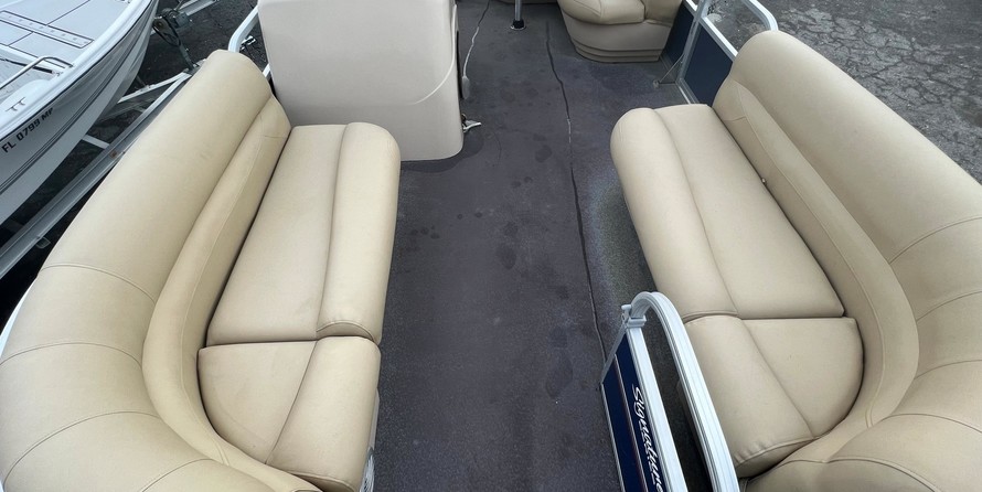 Sun Tracker Party Barge 18 DLX