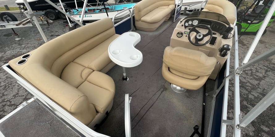 Sun Tracker Party Barge 18 DLX