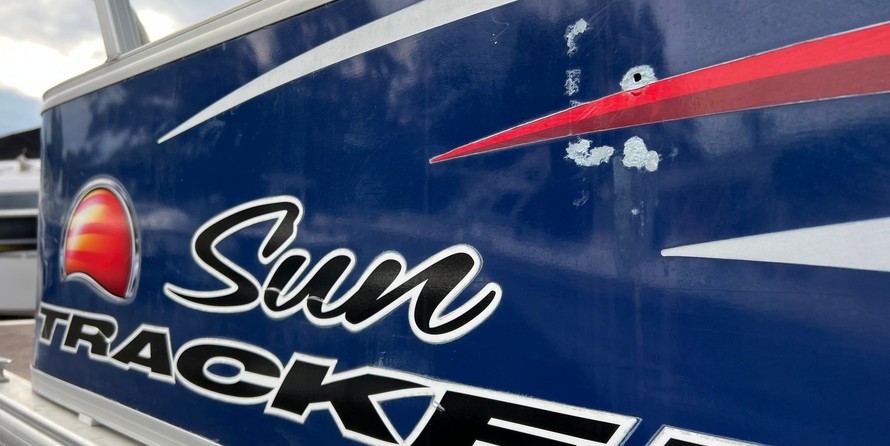 Sun Tracker Party Barge 18 DLX
