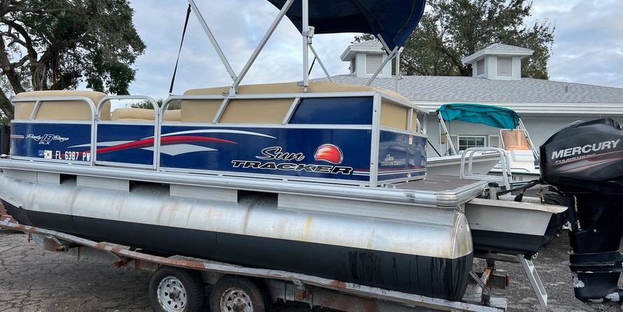 Sun Tracker Party Barge 18 DLX