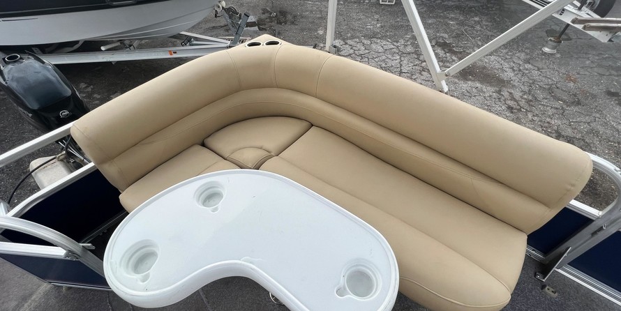 Sun Tracker Party Barge 18 DLX