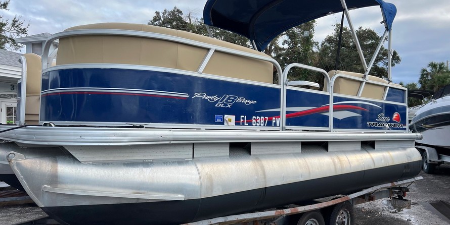 Sun Tracker Party Barge 18 DLX