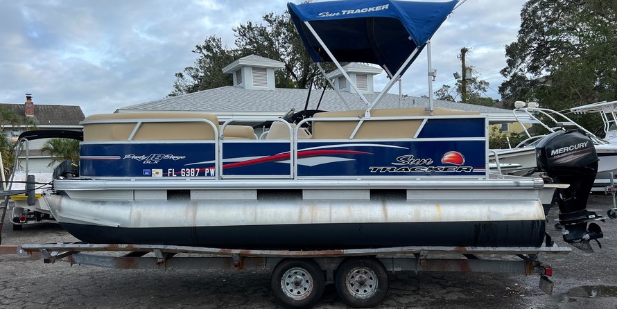 Sun Tracker Party Barge 18 DLX