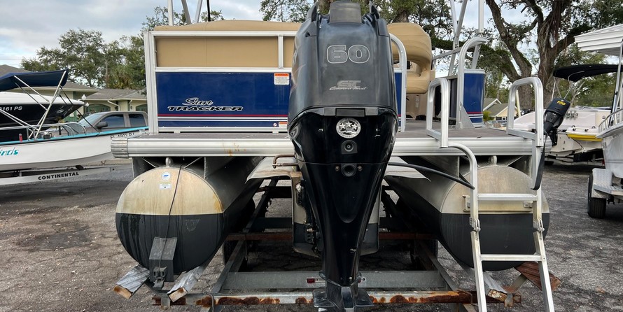 Sun Tracker Party Barge 18 DLX