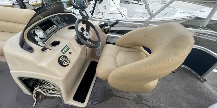 Sun Tracker Party Barge 18 DLX