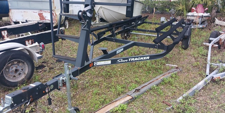 Sun Tracker Party Barge 18 DLX