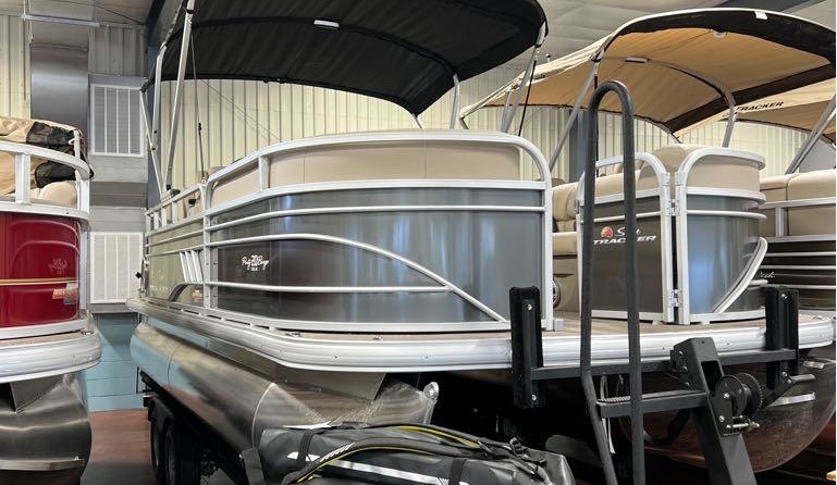 Sun Tracker Party Barge 20 DLX