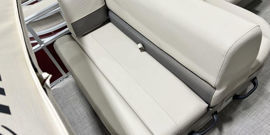 Sun Tracker Party Barge 18 DLX