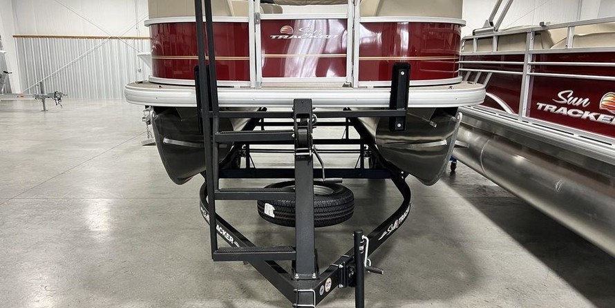 Sun Tracker Party Barge 18 DLX