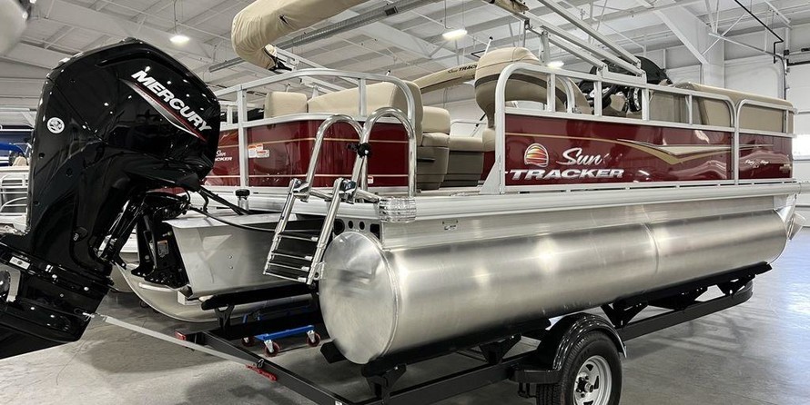 Sun Tracker Party Barge 18 DLX