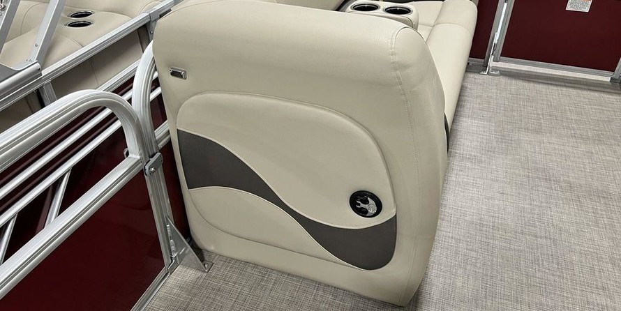 Sun Tracker Party Barge 18 DLX