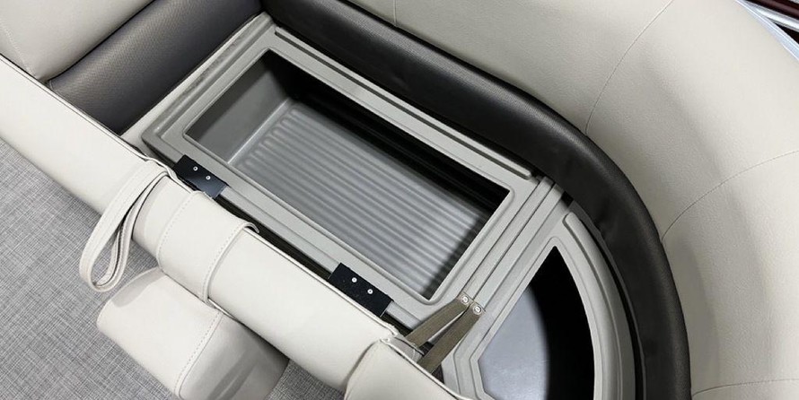 Sun Tracker Party Barge 18 DLX