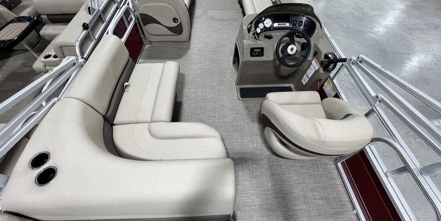 Sun Tracker Party Barge 18 DLX