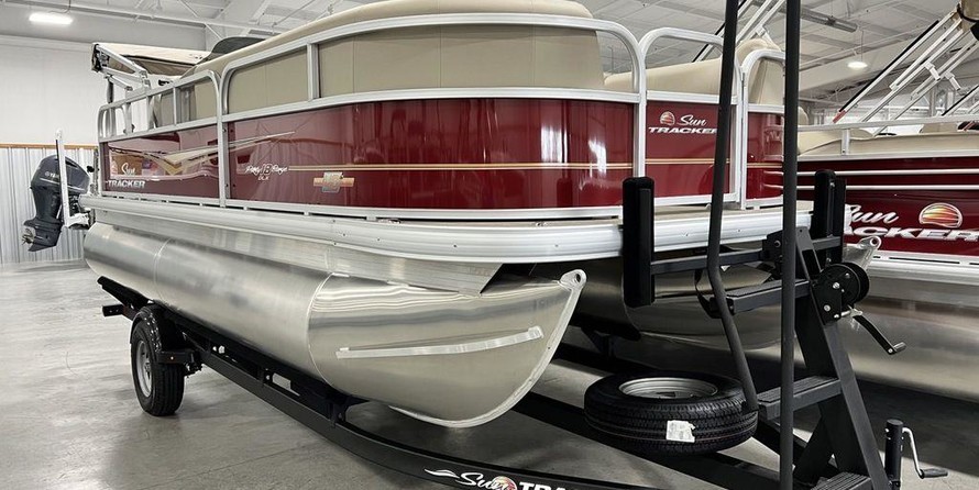 Sun Tracker Party Barge 18 DLX