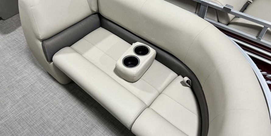 Sun Tracker Party Barge 18 DLX