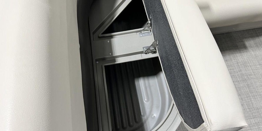 Sun Tracker Party Barge 18 DLX