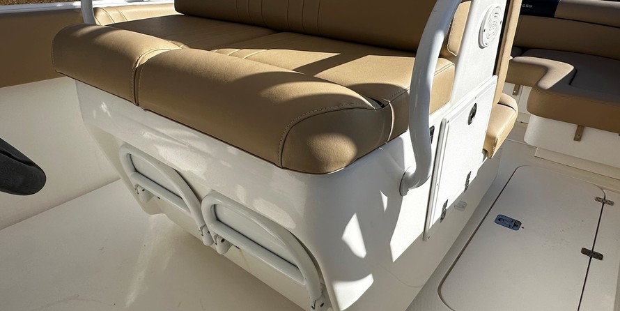 Cruisers Yachts 39 Express Coupe