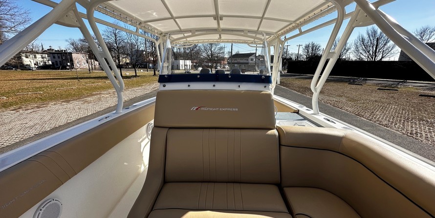 Cruisers Yachts 39 Express Coupe