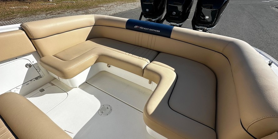 Cruisers Yachts 39 Express Coupe