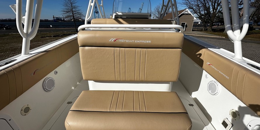 Cruisers Yachts 39 Express Coupe