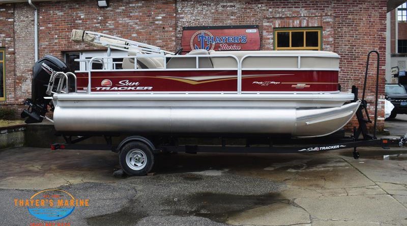 Sun Tracker Party Barge 18 DLX