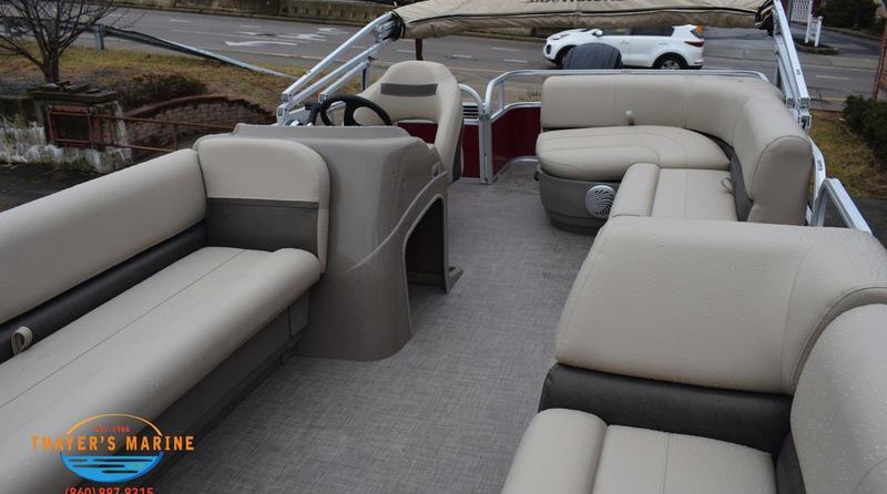 Sun Tracker Party Barge 18 DLX