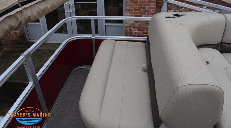 Sun Tracker Party Barge 18 DLX