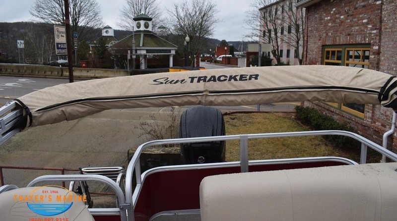 Sun Tracker Party Barge 18 DLX