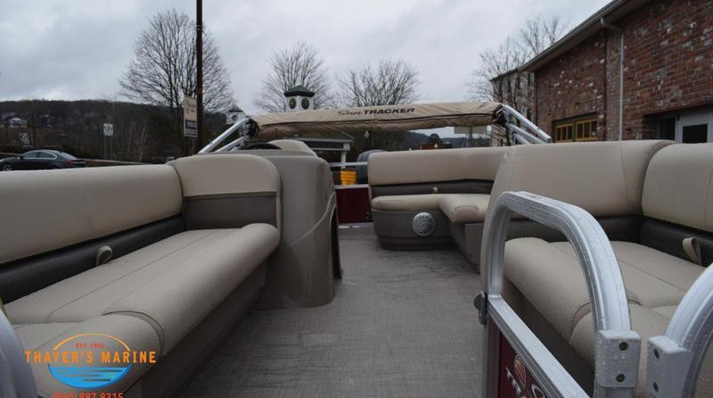 Sun Tracker Party Barge 18 DLX