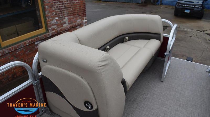 Sun Tracker Party Barge 18 DLX