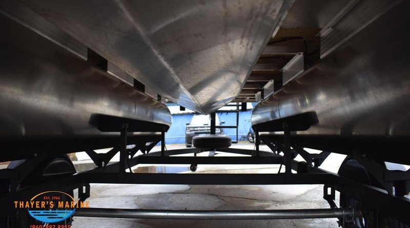 Sun Tracker Party Barge 18 DLX