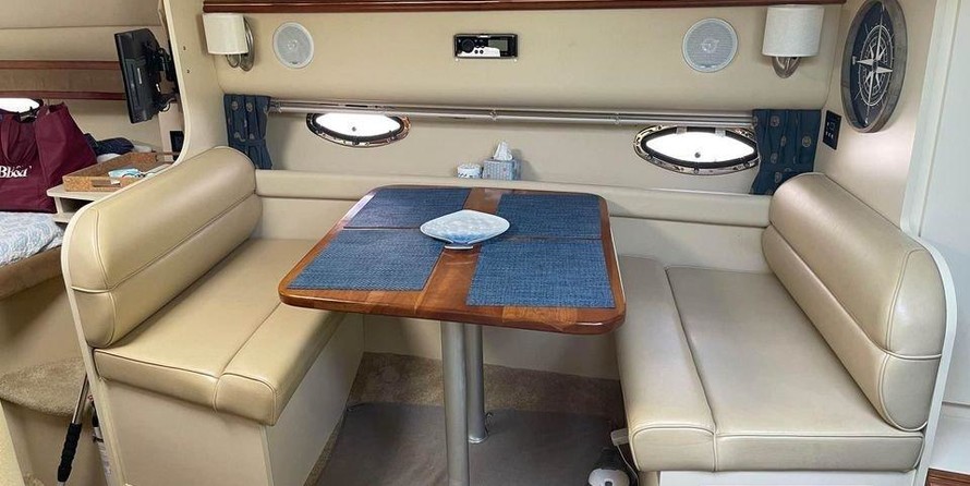 Cruisers yachts 3372 express