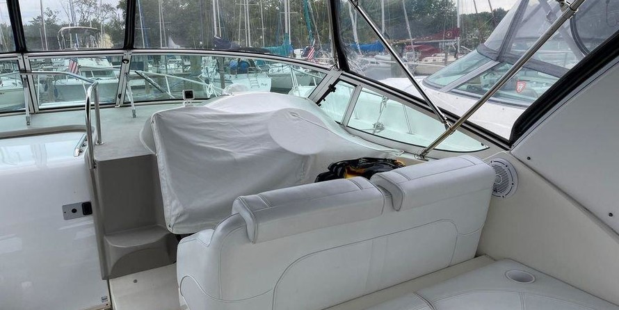 Cruisers yachts 3372 express