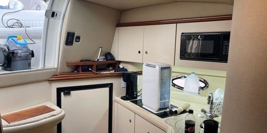 Cruisers yachts 3372 express