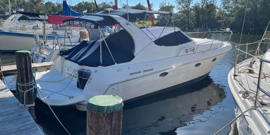 Cruisers yachts 3372 express