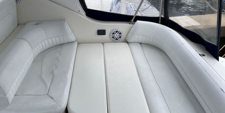 Cruisers yachts 3372 express