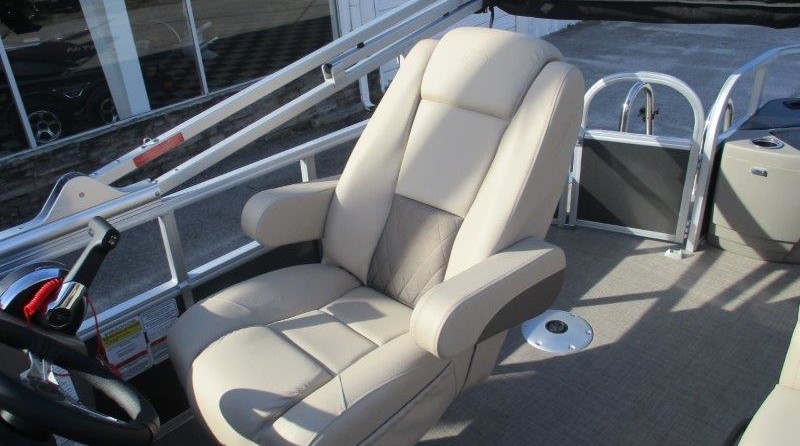 Sun Tracker Fishin Barge 20 DLX