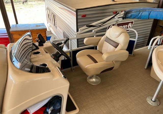 Sun Tracker Party Barge 20 DLX