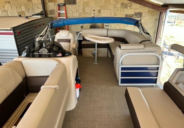 Sun Tracker Party Barge 20 DLX