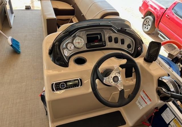 Sun Tracker Party Barge 20 DLX