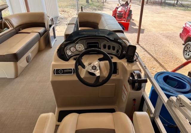 Sun Tracker Party Barge 20 DLX