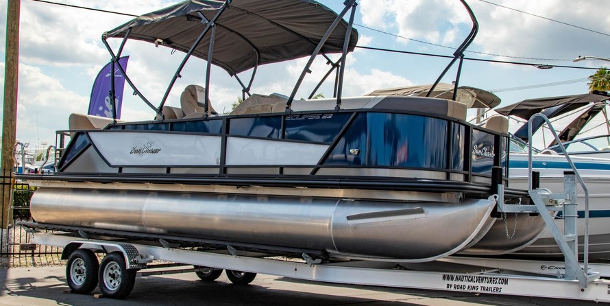 Sunchaser Boats Eclipse 8523 Entertainer