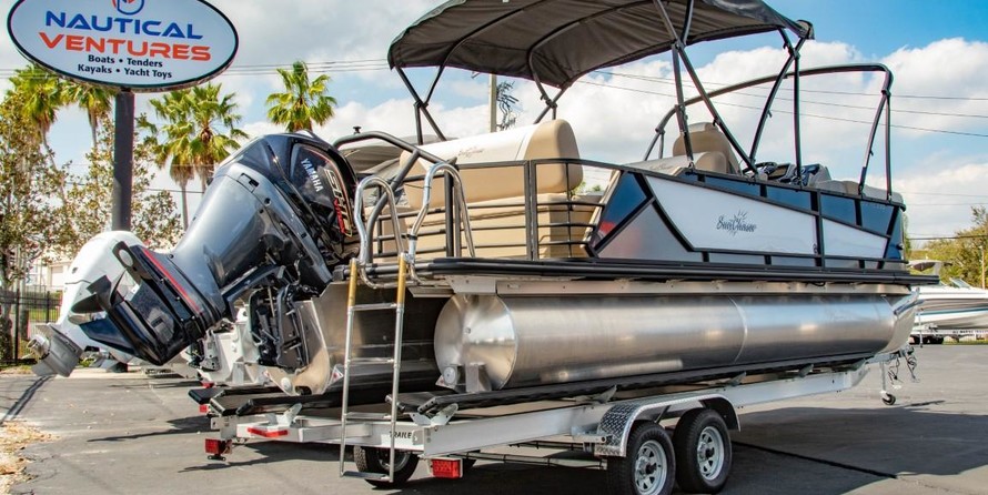 Sunchaser Boats Eclipse 8523 Entertainer